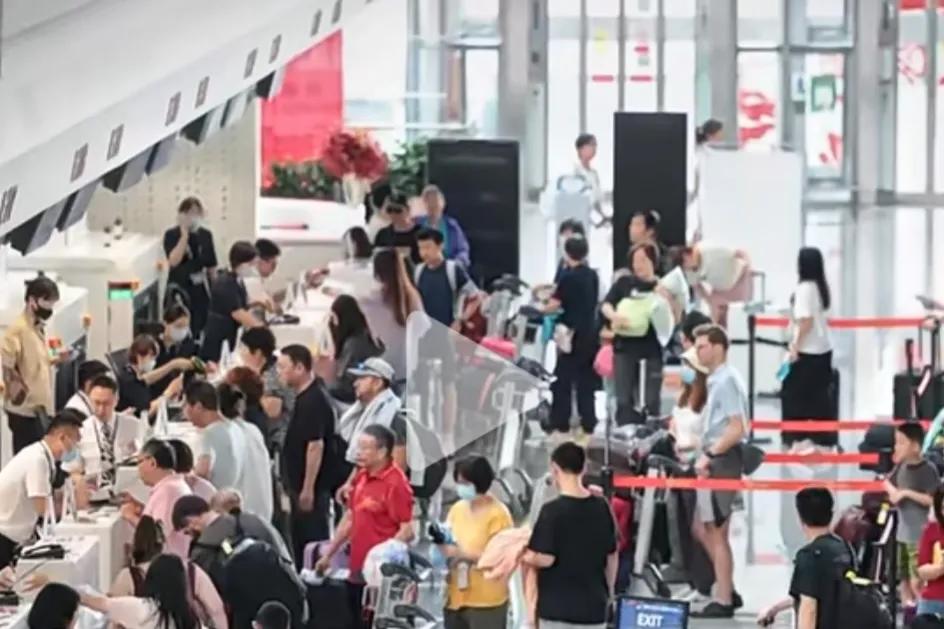 10月5日起，多家航空公司下调国内航线燃油附加费，坐飞机便宜了！ 800公里(含