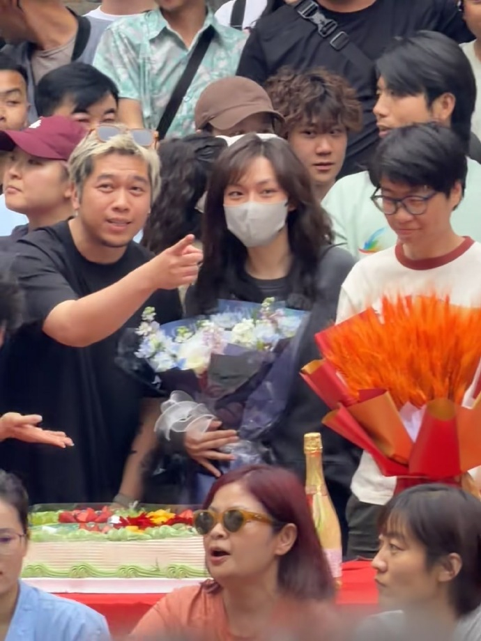 文淇新电影一觉醒来杀青  有网友拍到文淇《一觉醒来》杀青啦，文淇戴着口罩和工作人