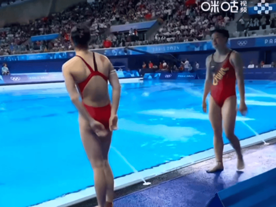 我会存一些女运动员们之间的拥抱[给你小心心]#中国队跳水女双3米板金牌# ​​​