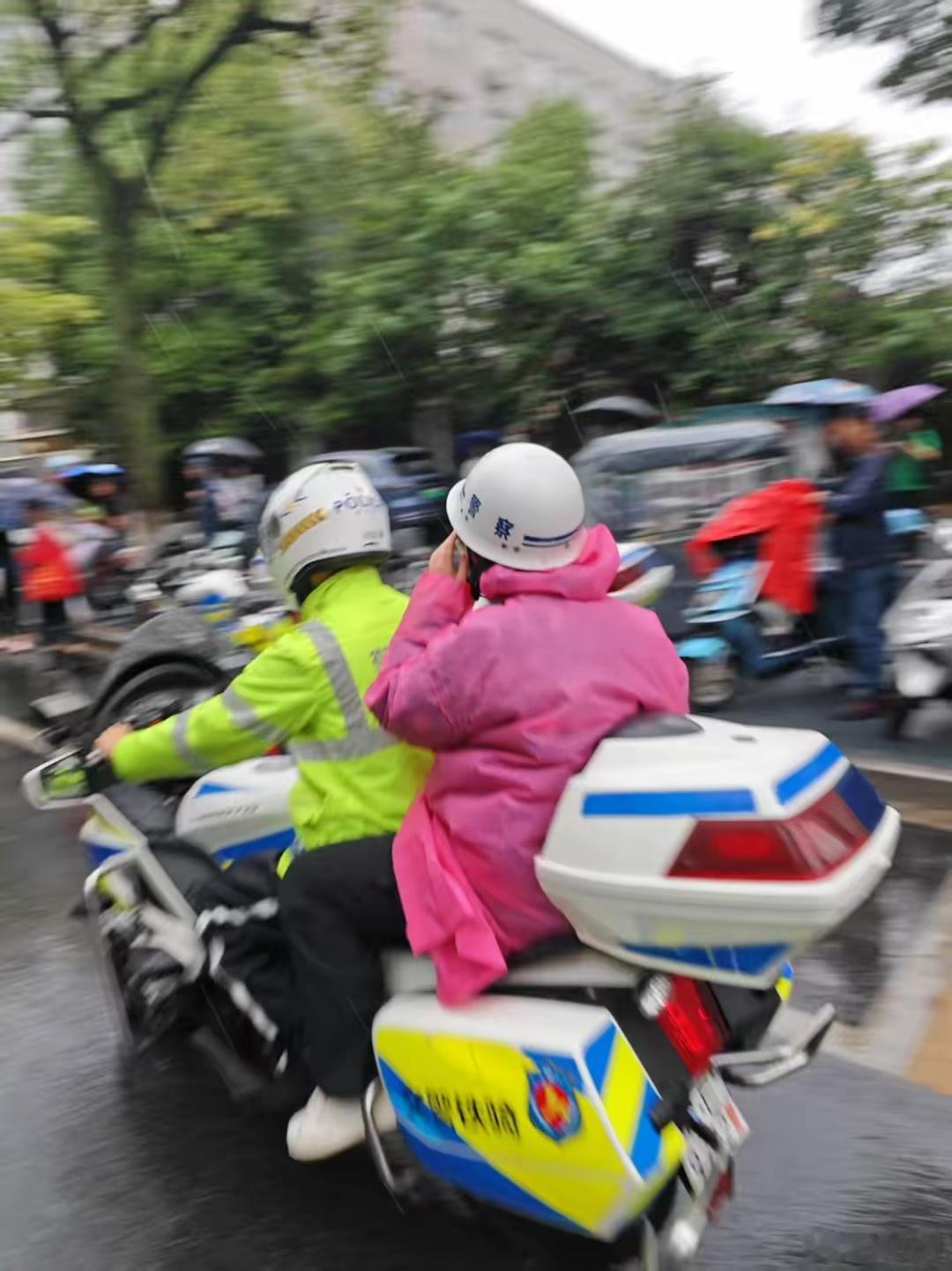 第一批走错考场的学生出现了对于走错考场的考生，建议警察叔叔一脚油门把他（她）送到