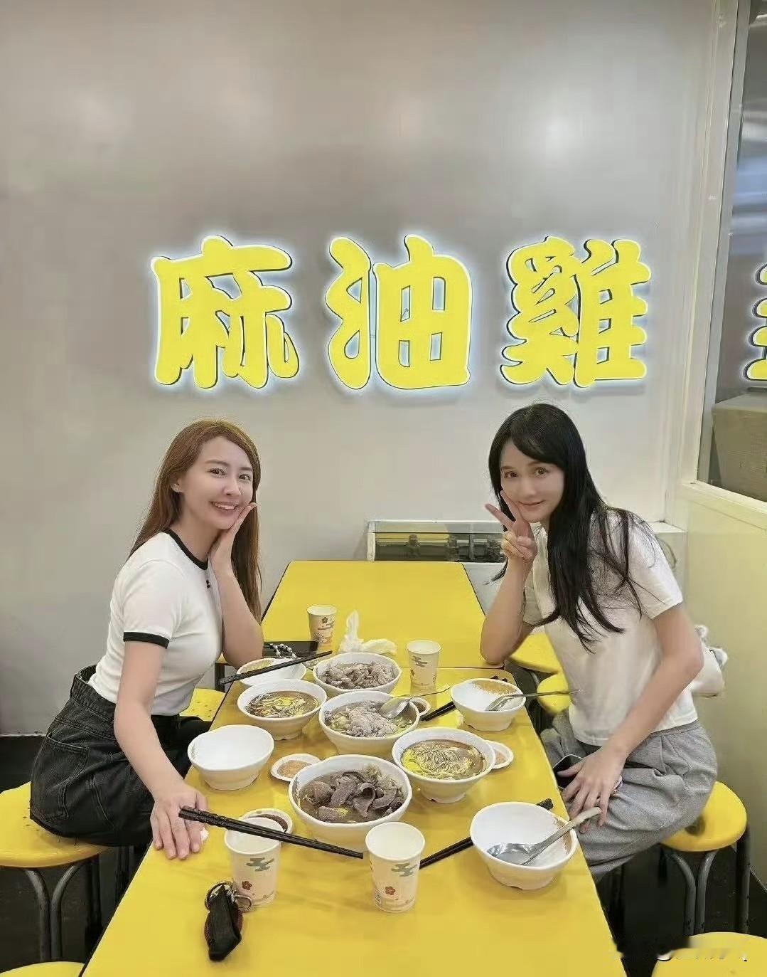 果然还是原汁原味的陈乔恩，吃东西还是这么重口，鸡的各种内脏依旧是她的最爱。