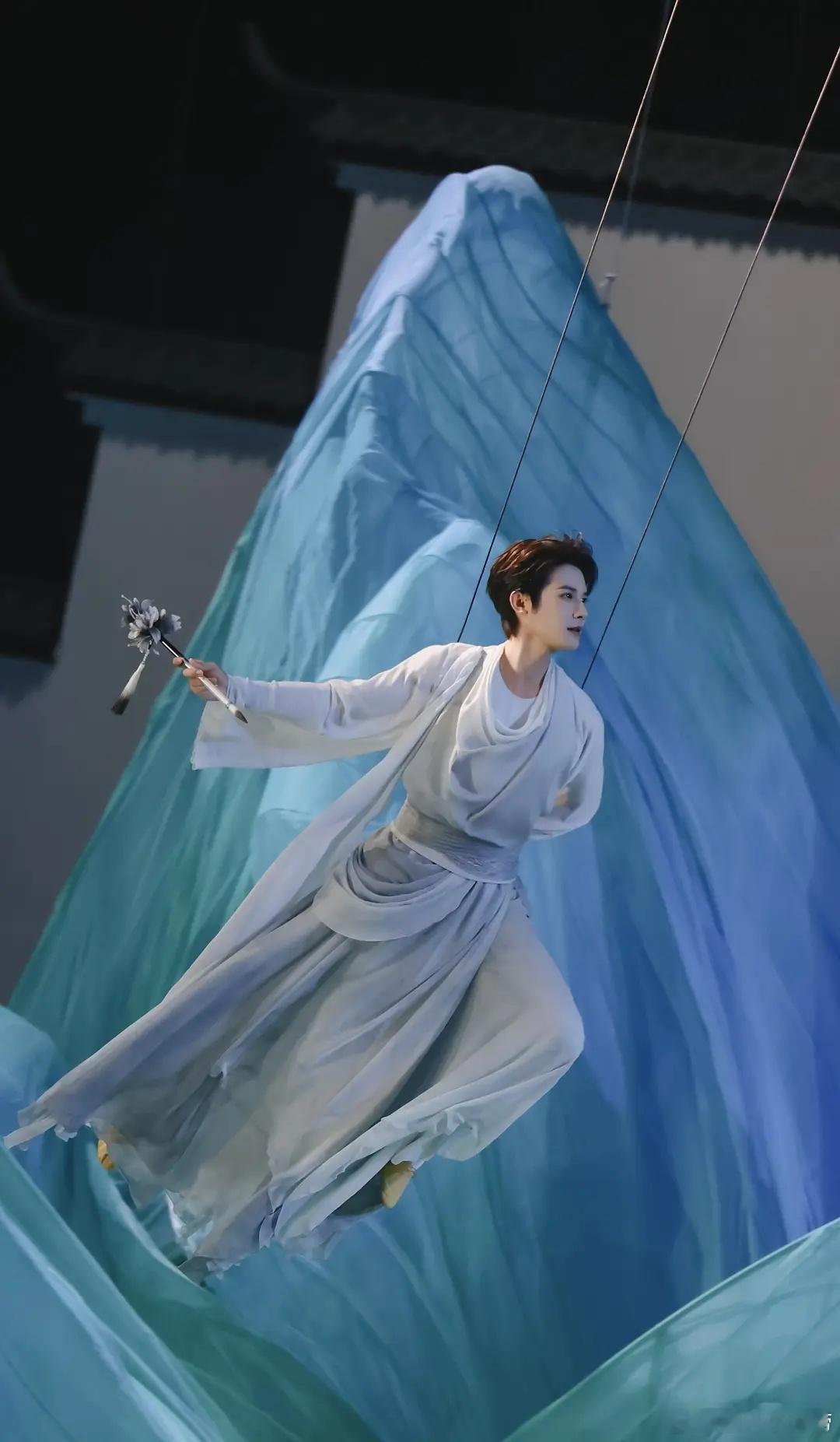  郑业成从武生化身“舞生”，吊威亚也太稳了。 