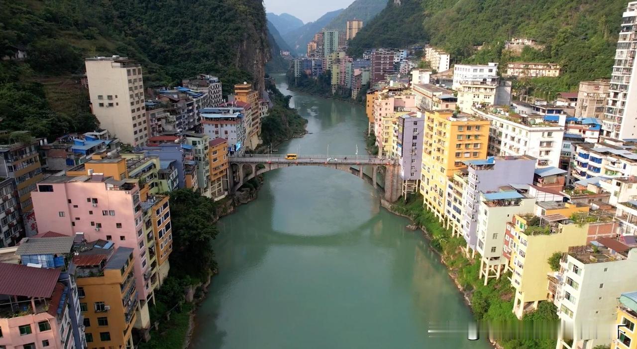 云南昭通盐津县，公认的中国最窄县城。
 
两山夹一河，关河穿城而过，两侧全是陡峭