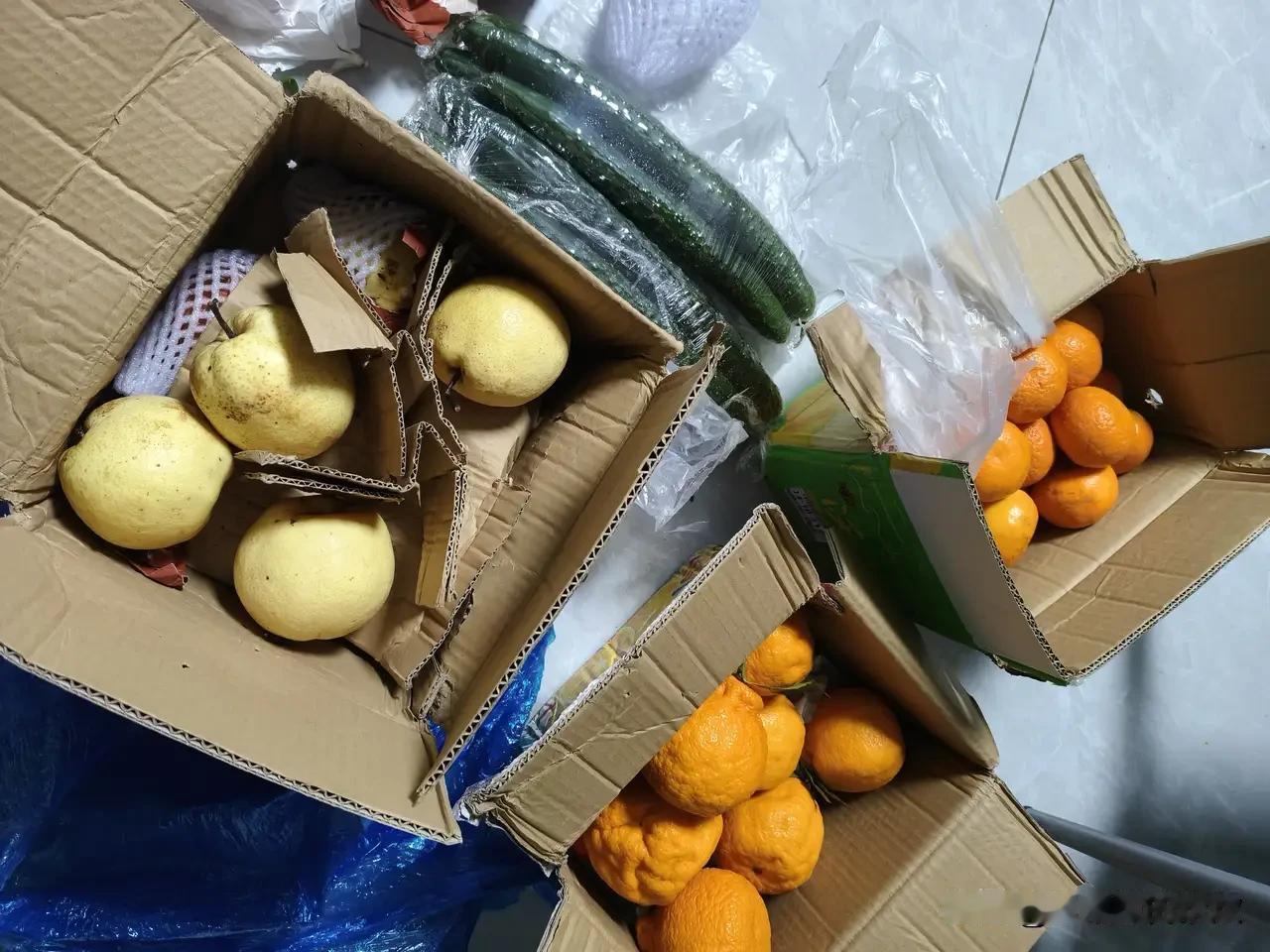 昨天，我收到了七个快递，就有七个空纸箱。

而且，那些空纸箱都是装过水果的大箱子