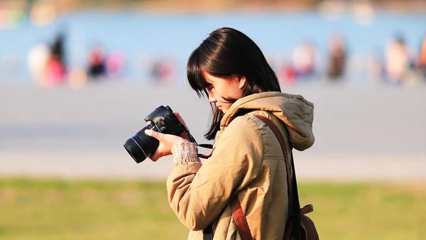 “以租代买”正成为年轻人出游的新风尚，折射出“重使用、轻拥有”的消费转型。这种模