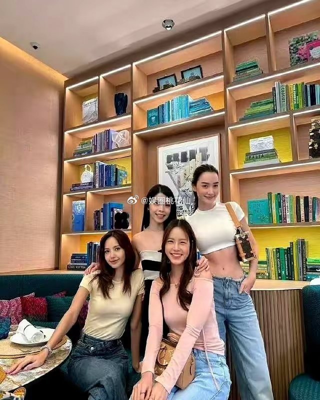 网友口中Lisa真的是二十四孝女友，又带着闺蜜去打卡Lv咖啡厅！！ ​​​