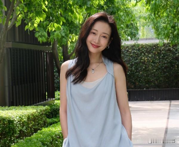 我目前独自养育一个孩子43岁王鸥发文官宣生子，表示目前独自抚养孩子。此前她曾和德