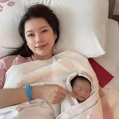 心慈则貌美，这句话在马筱梅身上完美展现了。

大年初八，汪小菲大大方方晒老婆和小