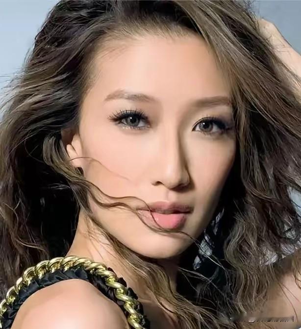 谢婷婷的痛，是隔着太平洋的。
接到父亲谢贤去世的消息时，她在加拿大，过着和香港无