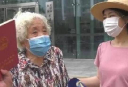 轰动全网！结婚57年连菜刀都AA的八旬夫妻，离婚后一幕看懵所有人
 
真的颠覆认