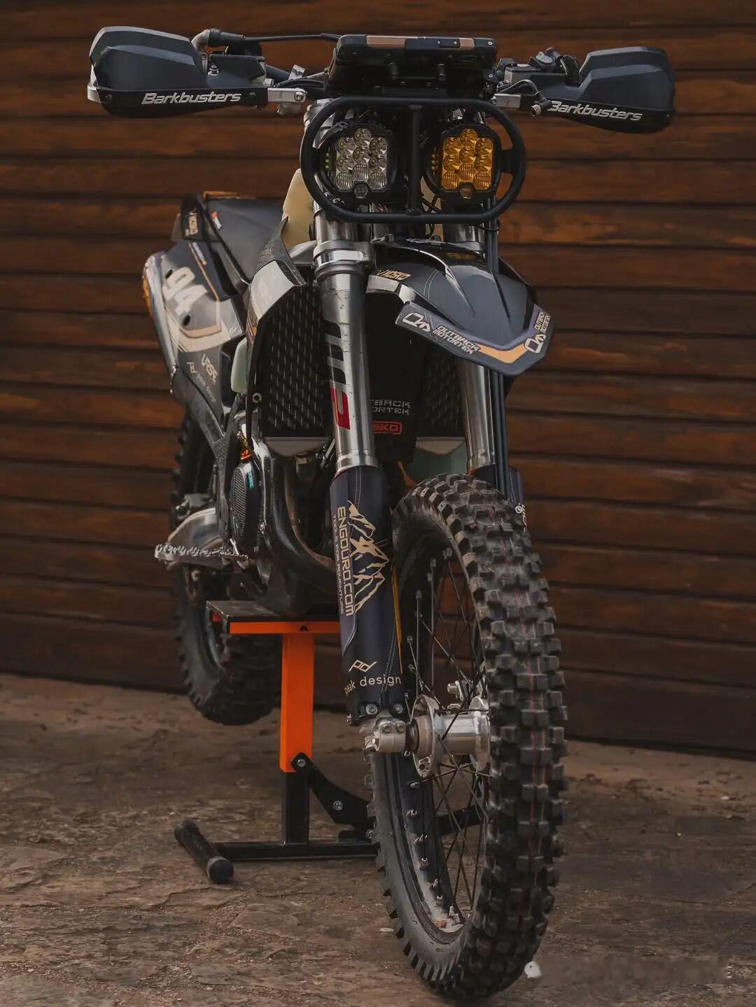 BAJA风格的KTM 500 EXC-F，这配色和拉花看着太舒服了😍摩托车机车