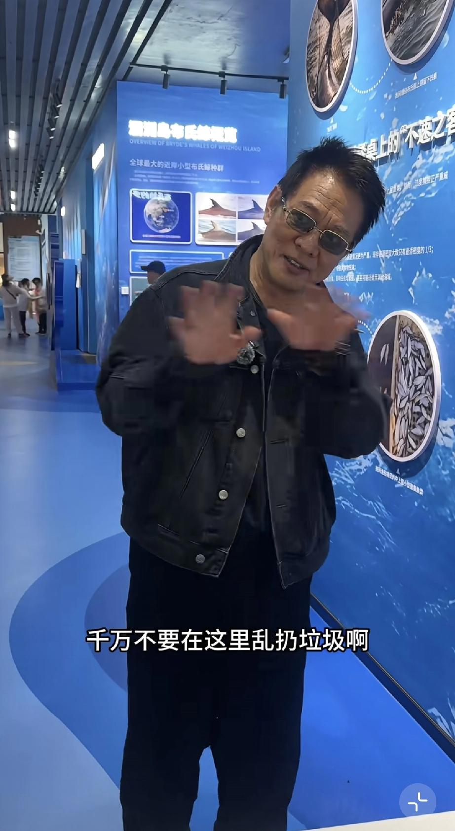 李连杰现身北海准备打太极，戴佛串，还带了一名贴身保镖，原来他也需要保镖!

3月