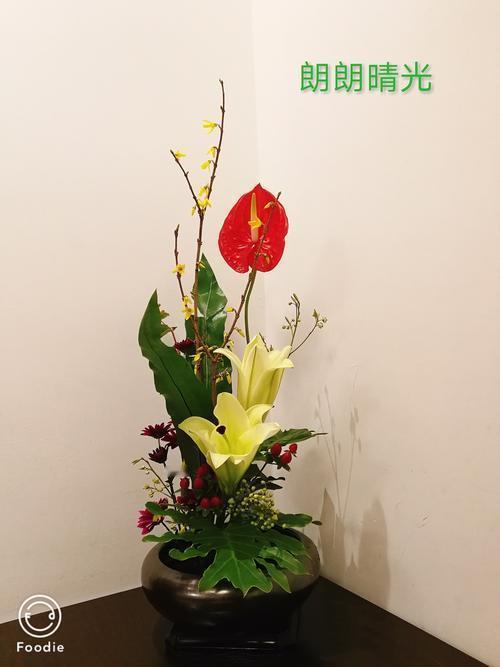 晴光淑气报新春，
柳岸风轻拂面温。
溪水初融歌婉转，
山峦渐染色氤氲。
童嬉纸鸢