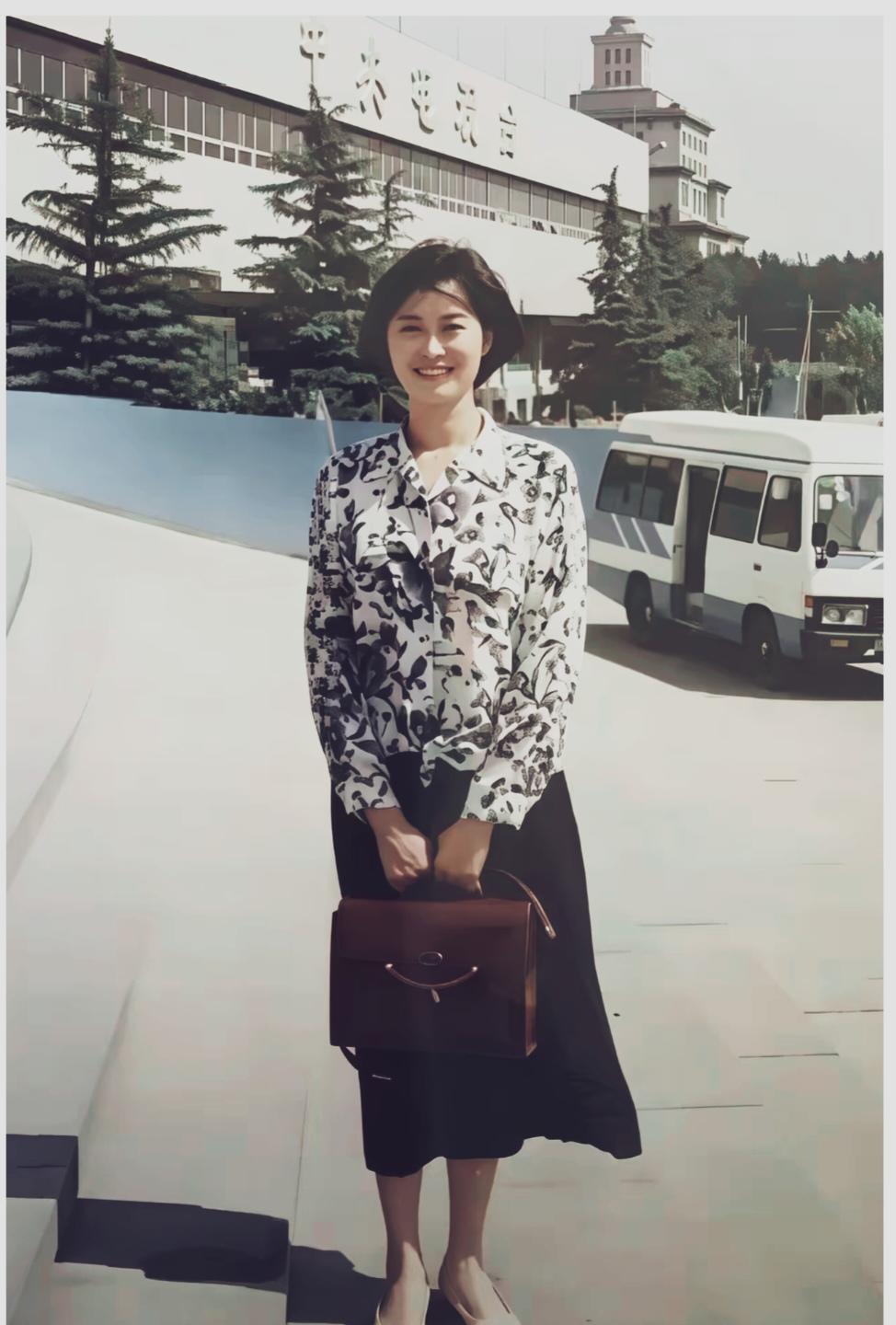 1994年，39岁敬一丹在中央电视台大楼门前的留影。
真的好漂亮，没有医美和磨皮