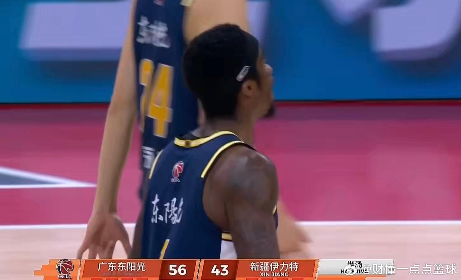 广东男篮与新疆的焦点战半场战罢，球队以56-43手握13分优势，广东队状态全面回