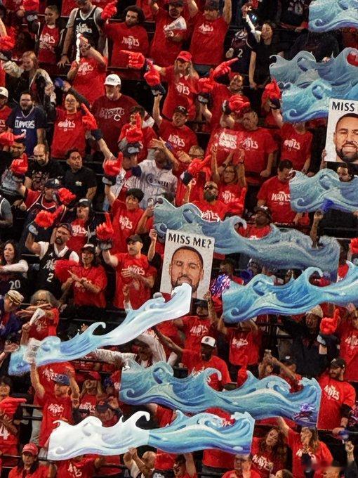 快船主场的罚球叹息之墙，今天在面对勇士的时候举出了克雷的照片，并且附言：想我吗？