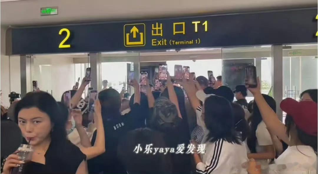 艺人被围在里面动弹不得经纪人自己溜出来喝咖啡的意思吗？
