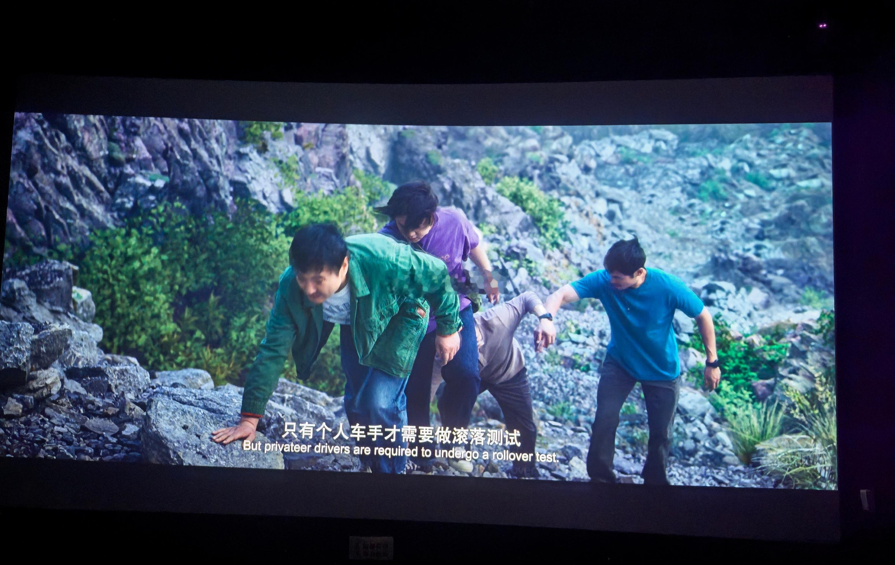 看了《飞驰人生3》，虽然喜剧元素少了很多，但是“燃了”不少，赛车的权重占比很大，