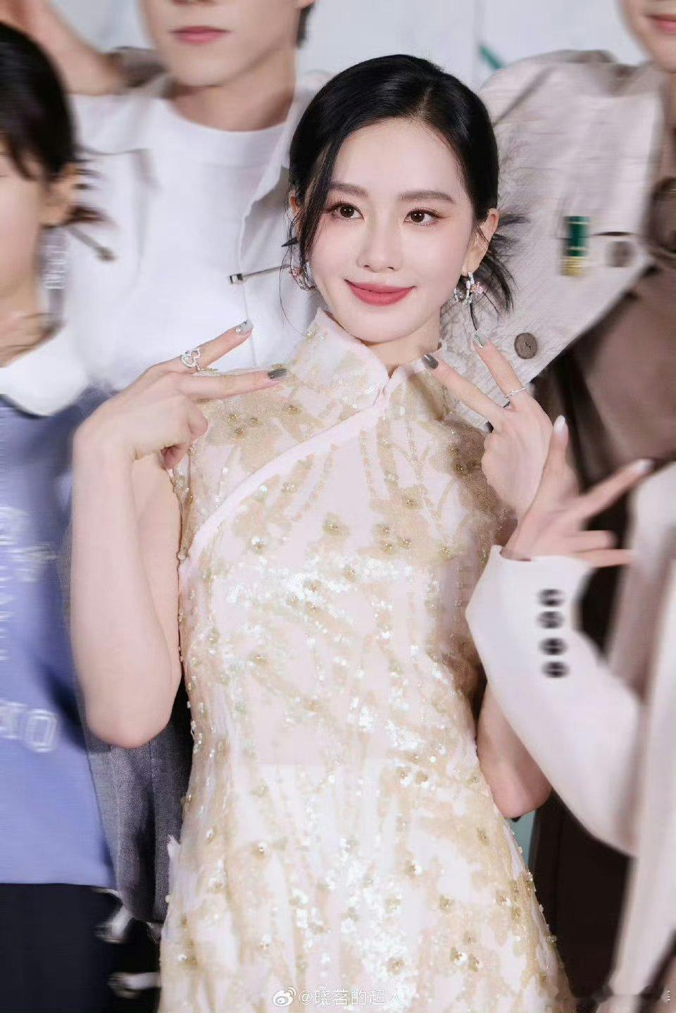 周围如此吵闹刘诗诗如此美丽 哇哦，昨天扫楼，刘诗诗身着旗袍惊艳登场。在喧闹的环境