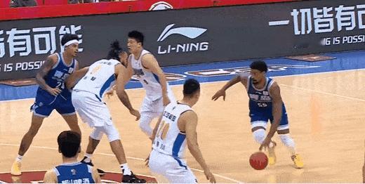 麦基这动作太坏了，背后一把落下米基





北控和北京强强开打，比赛中麦基这动