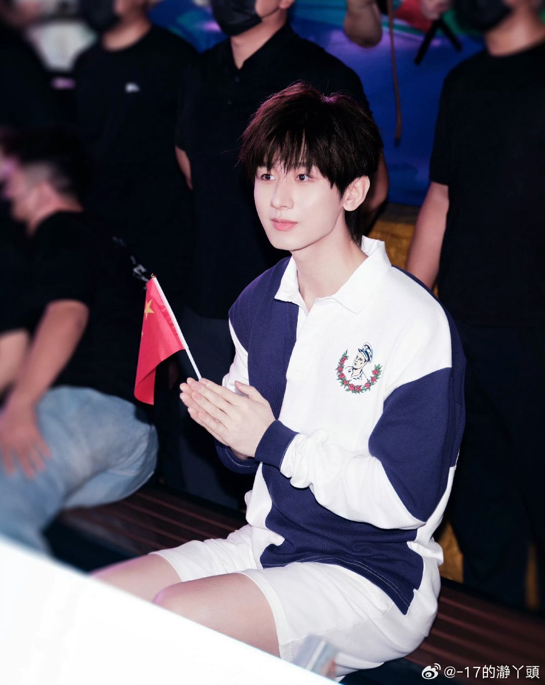 成毅两京十五日cy成毅朱瞻基我正开着灯玩手机，忽然觉得周围都暗了下来，原来是手机