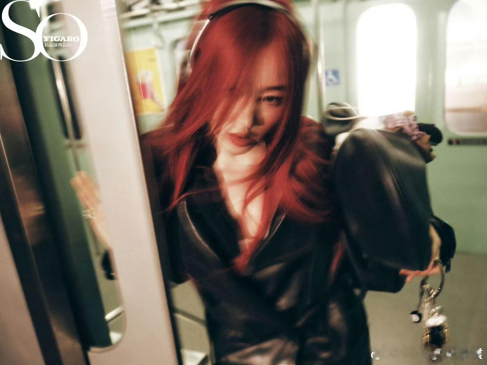 时尚与艺术的完美交融！张天爱红发天使造型穿梭都市地铁，用表现力将日常场景化作超现