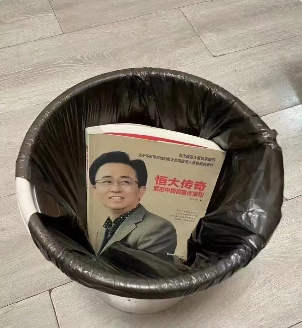 我能接受任何人的到来，也能坦然接受任何人的离开。
前阵子翻通讯录，看到一个很久没