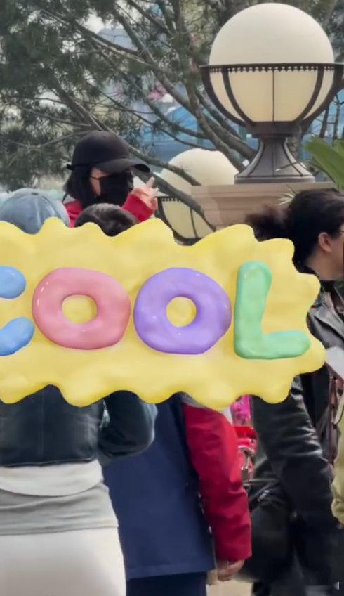 环球影城偶遇谢娜谢娜真的好会平衡事业和生活呀，乘风认真工作，私下陪女儿逛环球影城