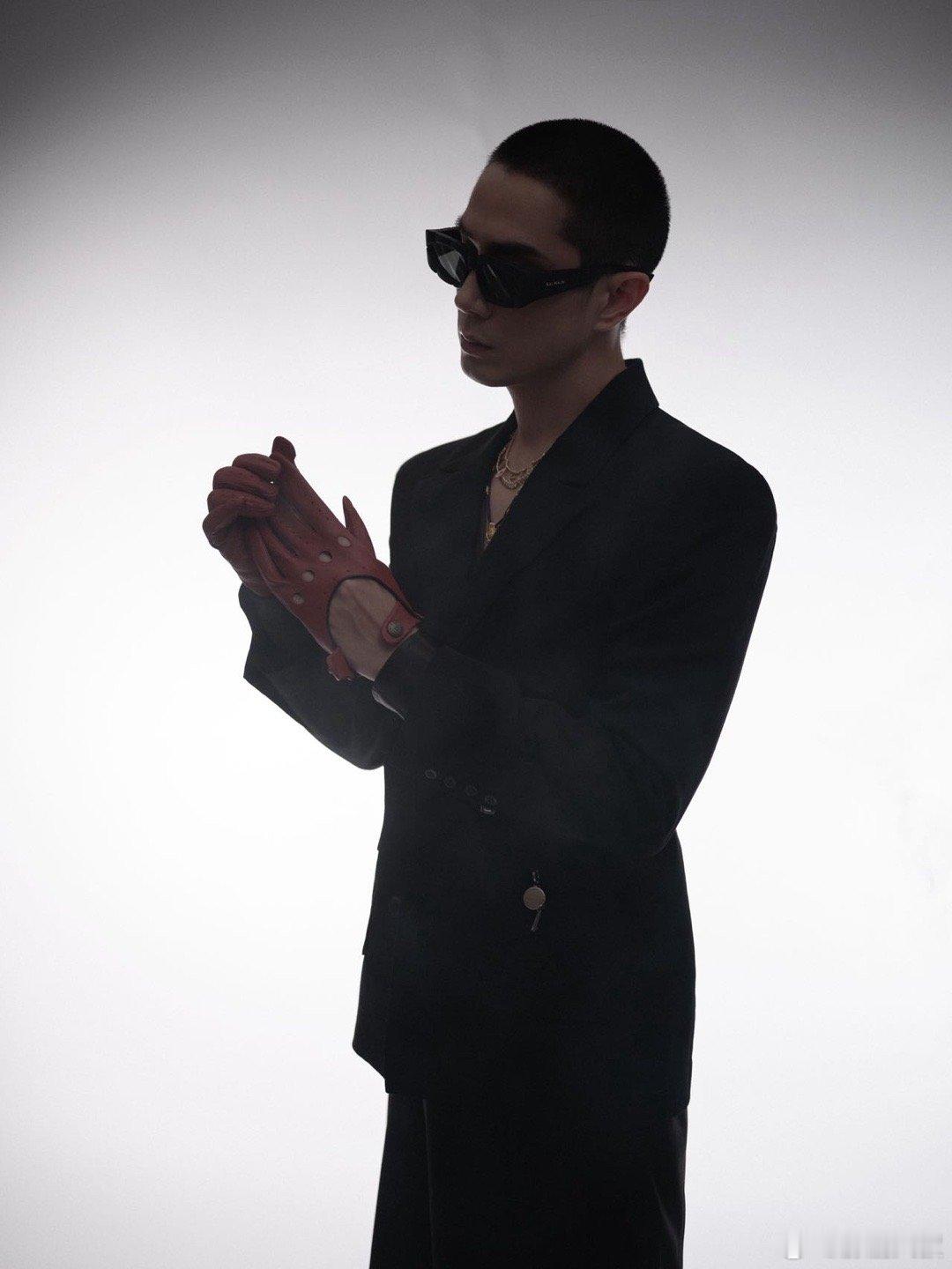 李承铉寸头 被李承铉寸头帅到心颤！舞台上黑衬衫配寸头气场全开，烟雾缭绕氛围感拉满