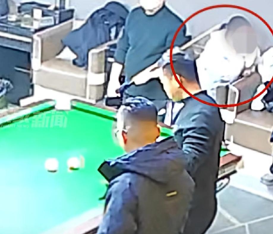 四川泸州女子穆某陪丈夫在台球室打球，发现他人掉落1600元现金，他不但不提醒观察