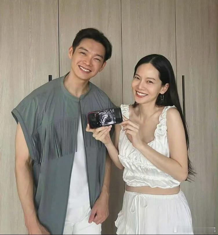 辰亦儒和老婆没那么恩爱，疫情期间两人还闹过婚变，原因是两人分居两地，经常吵架，他