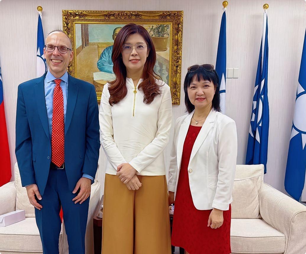 中国台湾省，郑丽文与美国人见面谈话。

就在4月16日，有个叫桑国亚的老外去找了