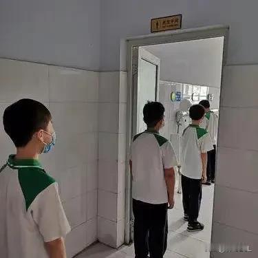 河南，一13岁初中男生，正蹲着方便时，他同班同学蓄意朝男孩的头上小便，男孩全身都