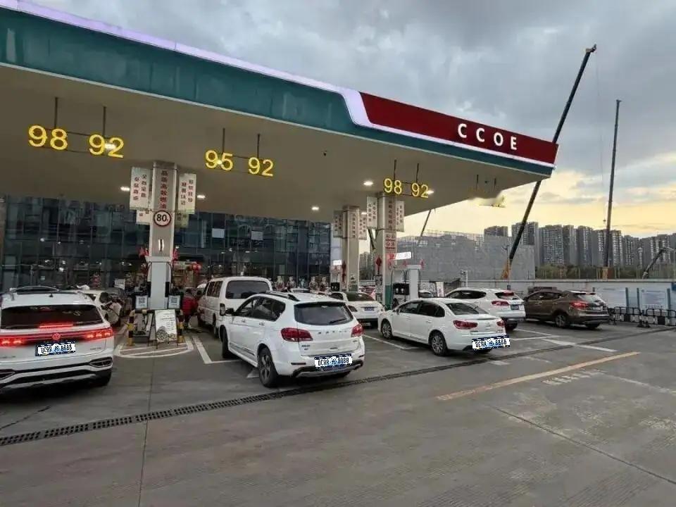 加油站排队，前面大哥加完了不走——在店里扫码领纸巾。
后面喇叭摁成一片。我想倒出