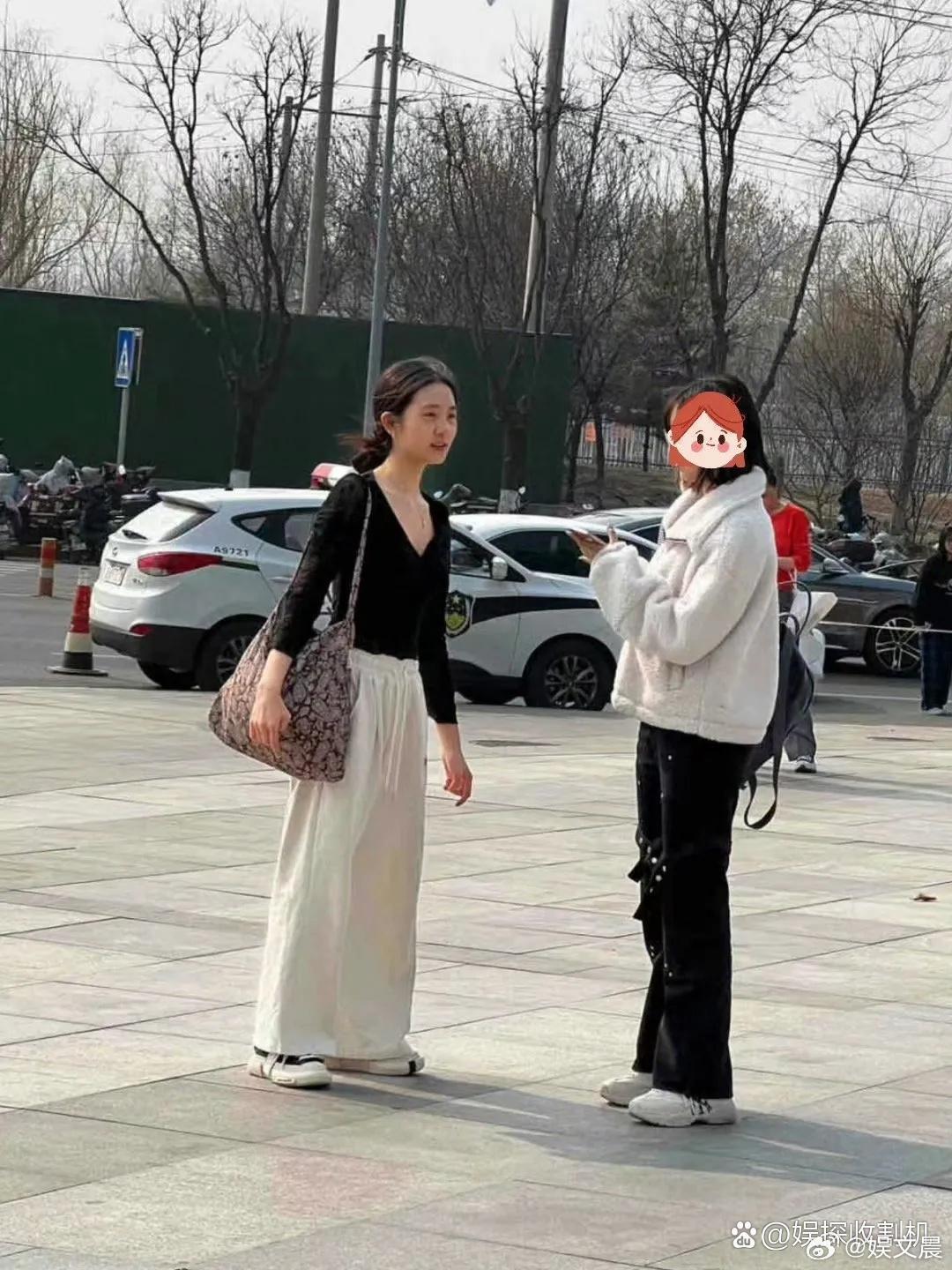 网友街头偶遇黄多多，眉眼神态和孙莉高度相似，简直就是复刻版，母女二人的相似度太惊