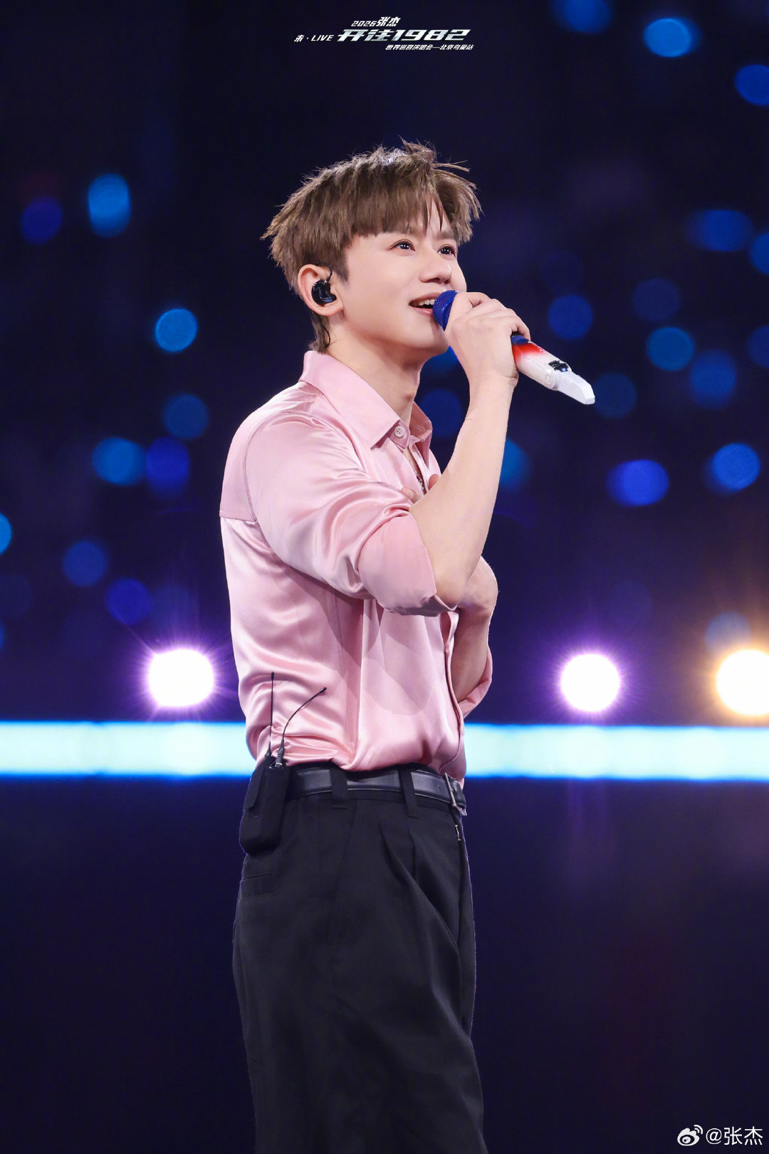 张杰张杰从云端唱到人海鸟巢现场《一个人的远方》，云雾一散，他就朝人海走来了 