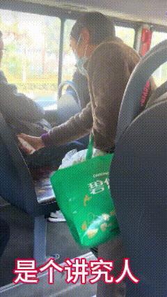 讲究人一般不得病！

大妈上了公交车，不急着落座，拿出酒精对着座椅上上下下一顿狂