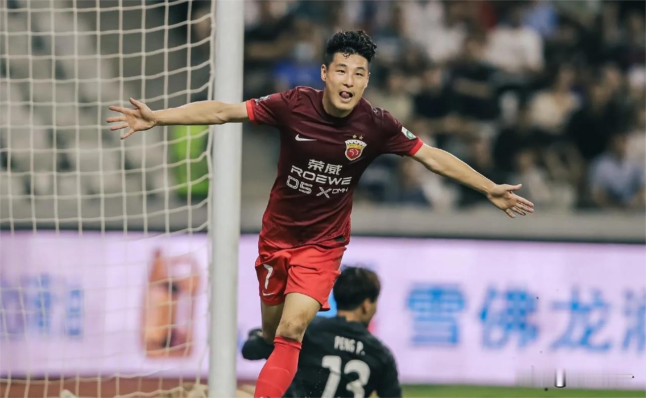 今晚18：30足协杯决赛，山东泰山对阵上海海港。赛前外界的关注点主要集中在随队前