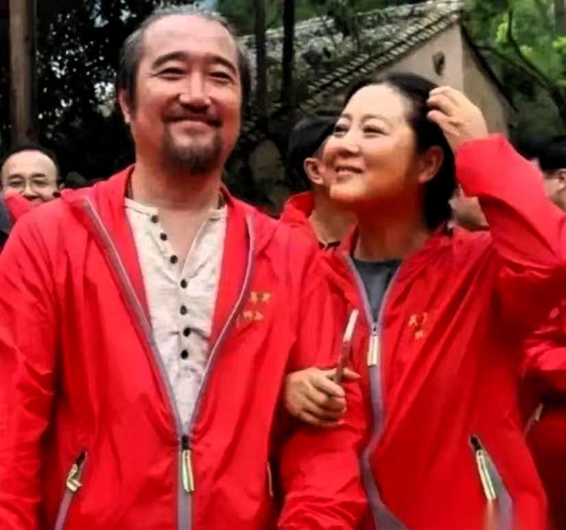 王茜华结婚后，老公坚持 AA 制，于是她瞒着老公直接打掉了孩子，在跟朋友去吃饭时