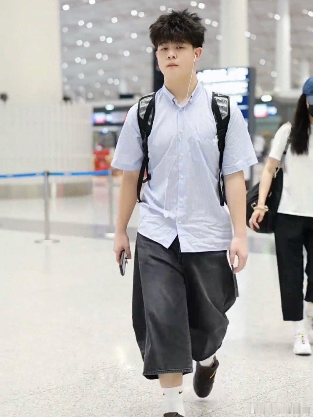 沙溢胡可送儿子去英国读书，安吉高大帅气，12岁小鱼儿长高到180 ​​​