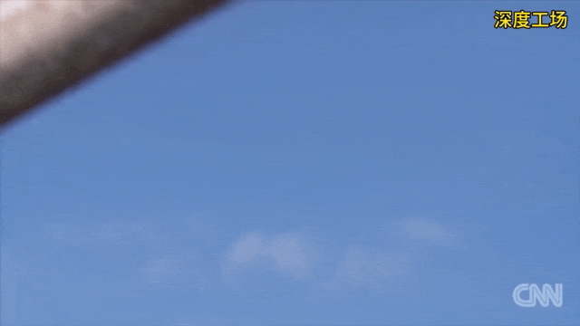 仁爱礁情况有变，菲律宾出动轻型运输机空投补给物资，一包包物资低空投掷。菲律宾坐滩