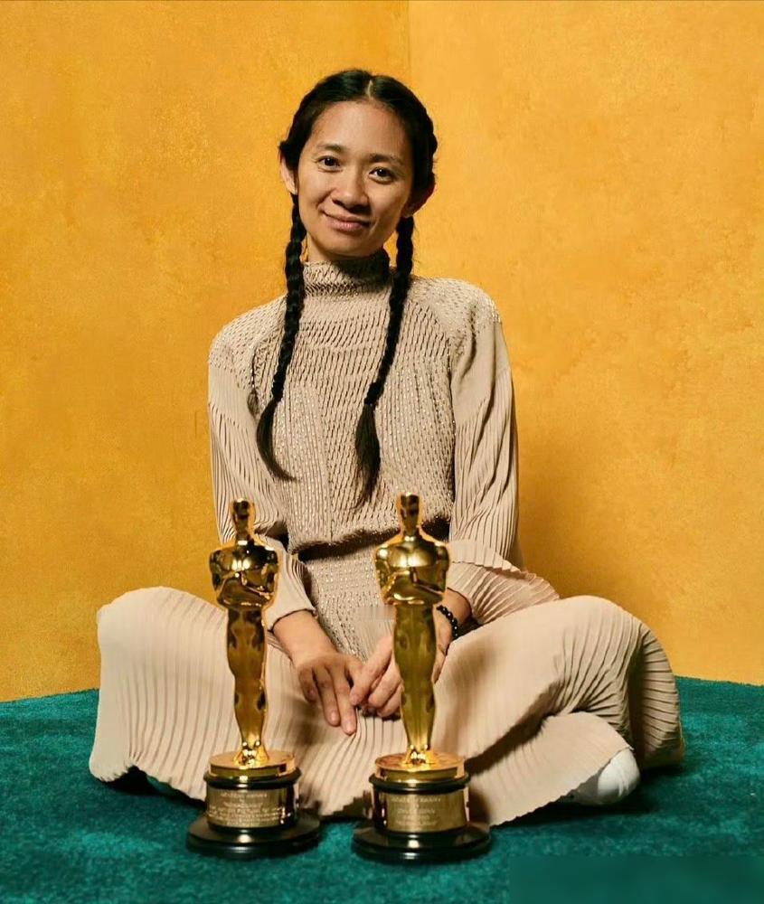 看着赵婷拿的那堆金灿灿的奖杯，我只觉得讽刺，毕竟在那场“黑人跪广岛”的戏里，她把