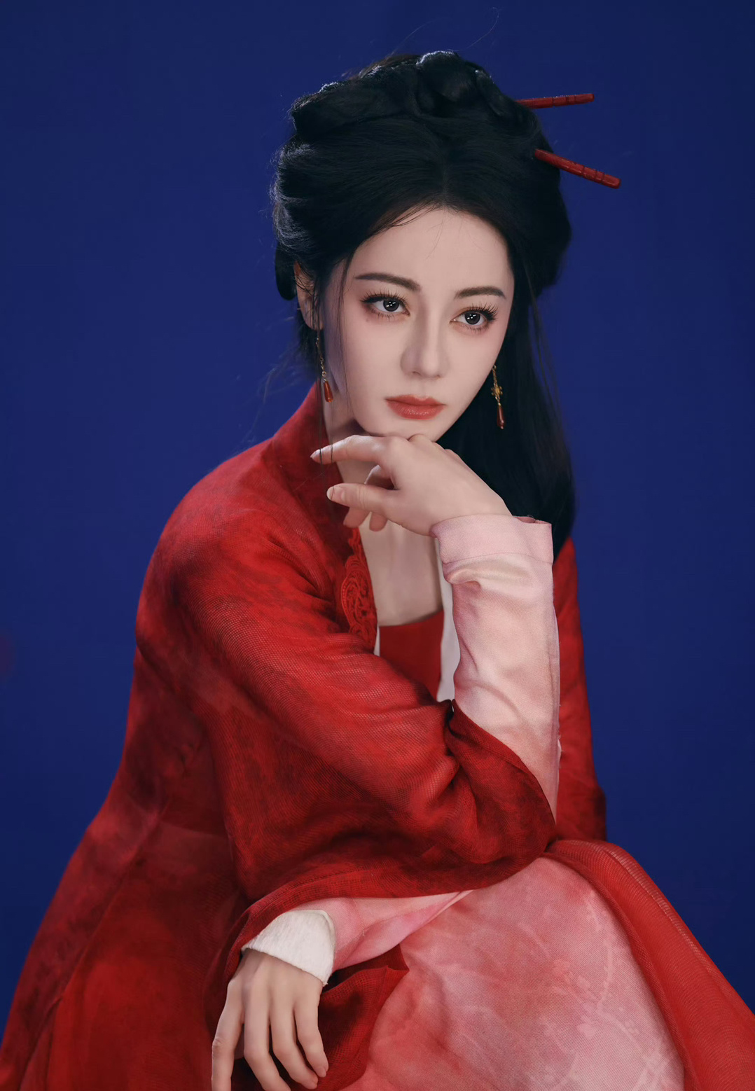 迪丽热巴《慕胥辞》红衣贺思慕花絮图，龙门客栈老板娘即视感，美爆了！ ​​​
