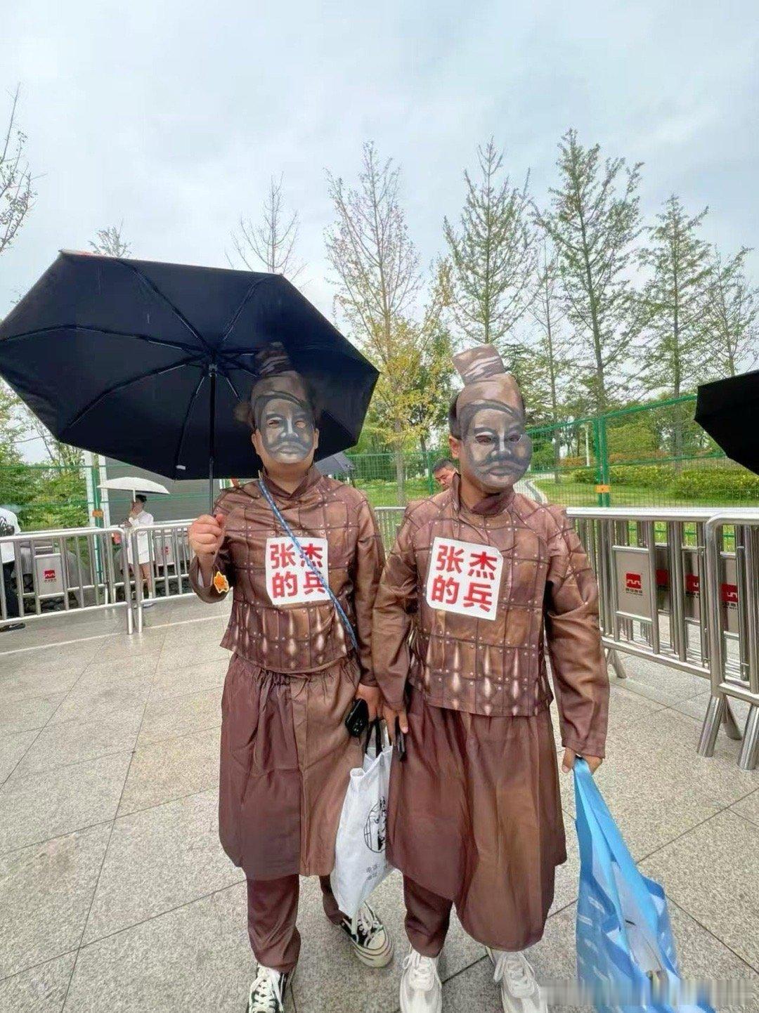 张杰回头看都是自己的兵张杰粉丝“兵队”的应援永远让人惊喜！前有演唱会兵马俑服炸裂