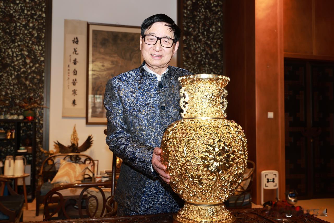 此次中马交流，赠送马来西亚的国礼，毫无悬念，再次选择了朱炳仁·铜的花丝铜瓶！
