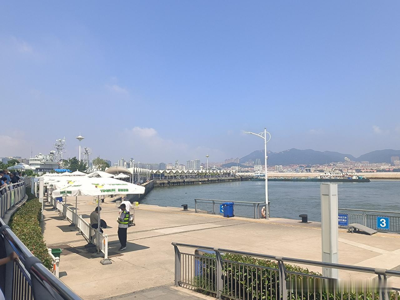去威海刘公岛等船期间，人挤着人，前不见头，后不见尾。

刘公岛是北洋水师诞生地、