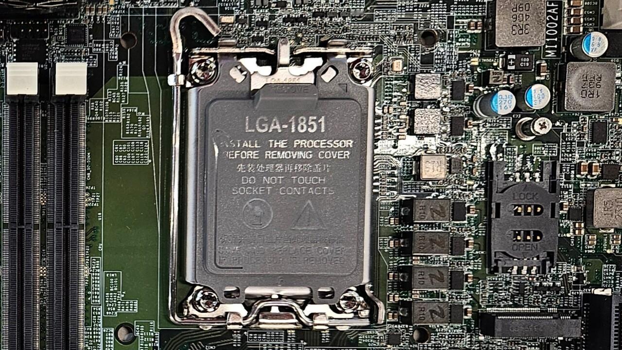 【英特尔今年将换新接口LGA1851】日前，英特尔发布了LGA1851独立封装接