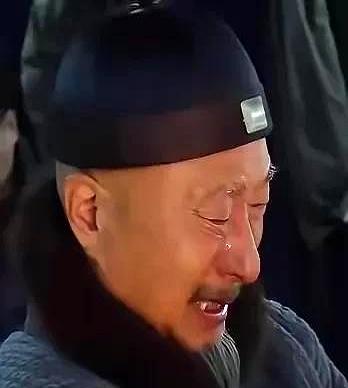 相差仅仅7个月，一个还在台上逗乐，另一个却永远躺进了昌平殡仪馆的久念厅，72岁这