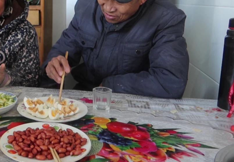 三天前，看望退休在家的伯父，他告诉我：退休后，无论家里要办何种酒席，都不要请原单