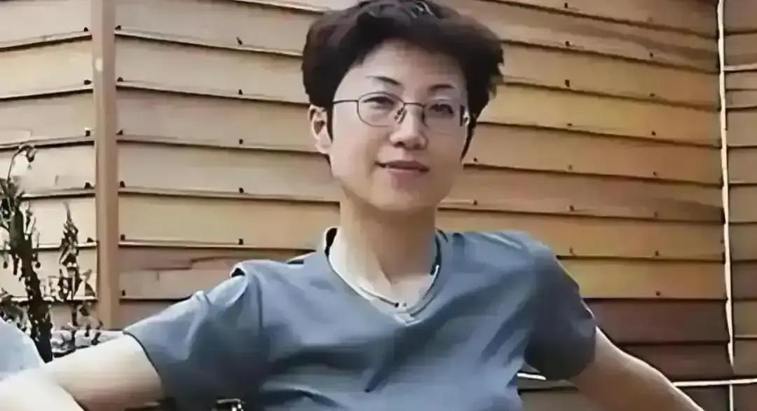 她持美国绿卡带着丈夫和5岁儿子回国探亲，返程在北京首都机场准备离境时，被国家安全